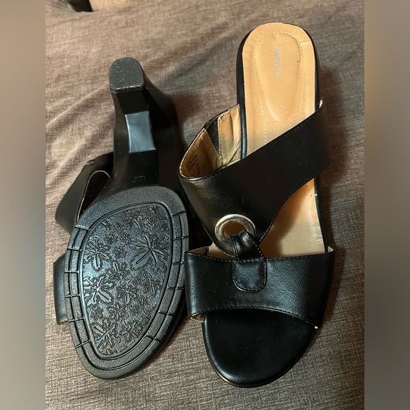 Black Sandal Size 11W - Picture 5 of 7